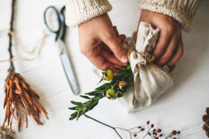  Natale sostenibile mani di donna che realizzano pacchetto sostenibile