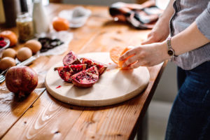 frutta-e-verdura-rossa-melagrana-taglio-ragazza-donna-tagliere