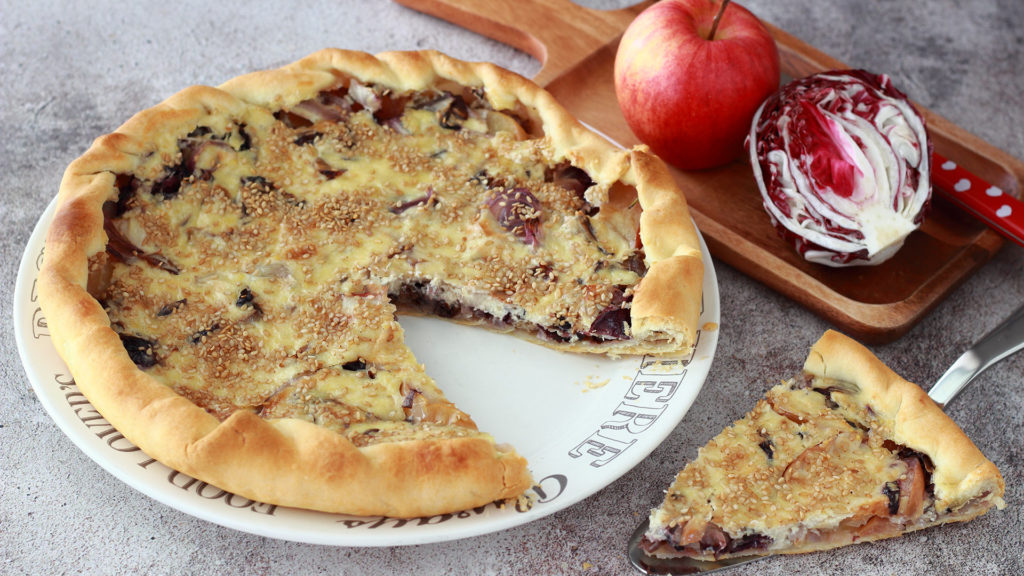 Torta salata con mele e radicchio