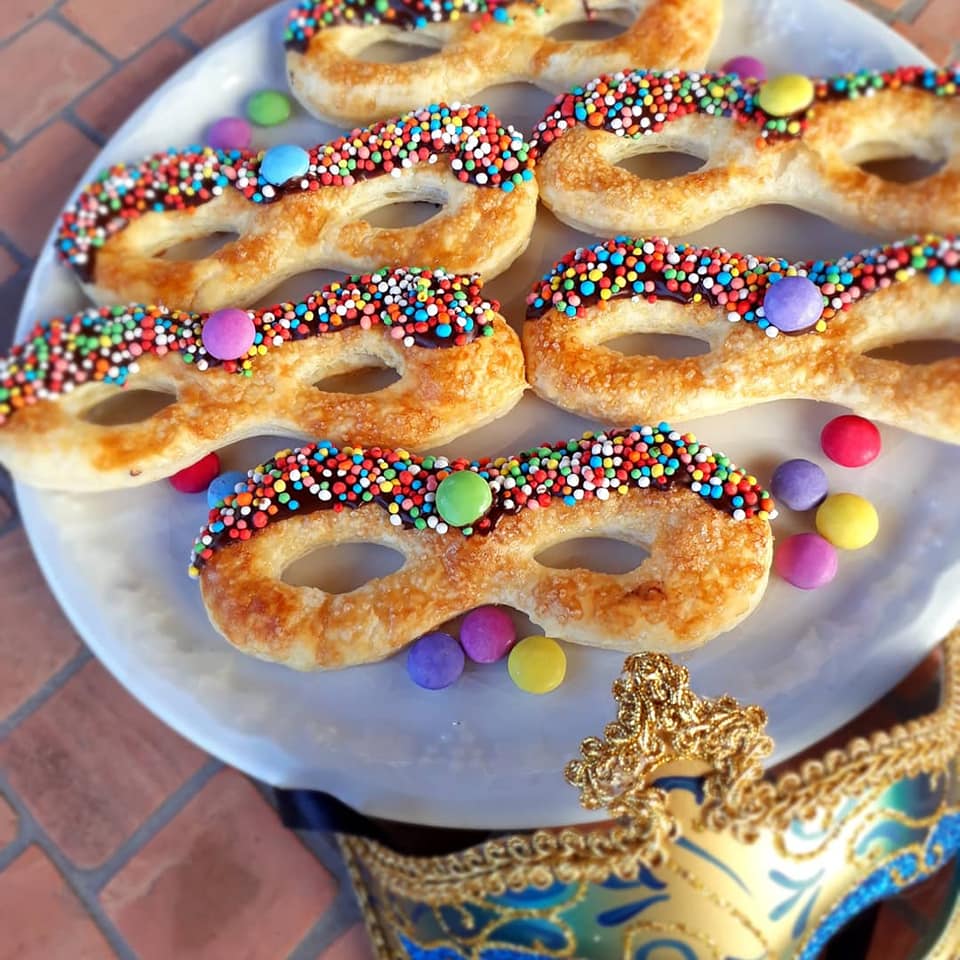 Maschere di pasta sfoglia di Carnevale
