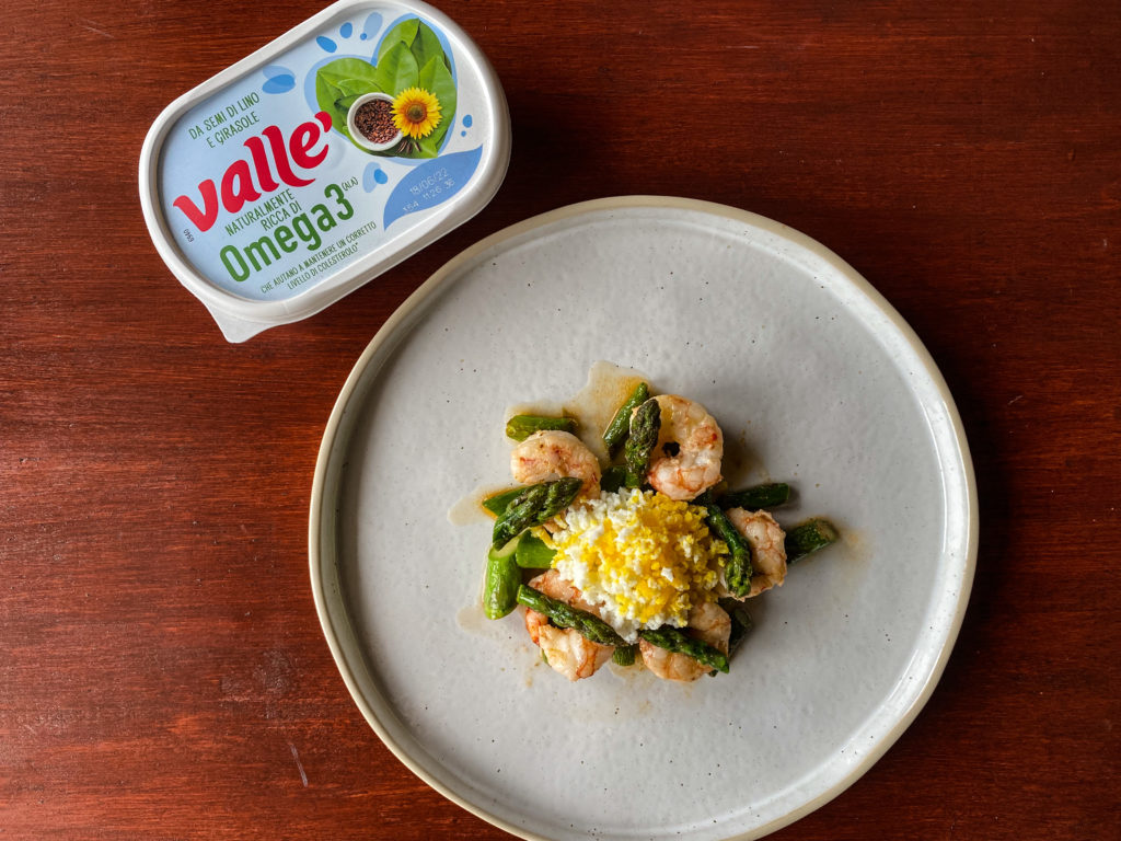 Asparagi gamberetti e uova mimosa
