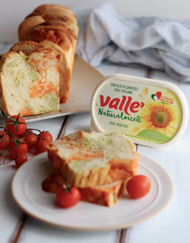 Treccia di pane tricolore
