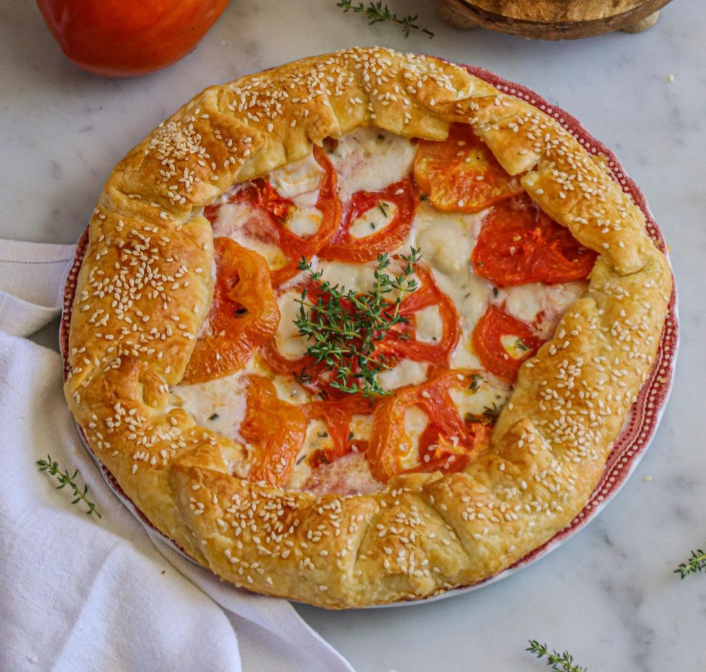 Torta salata con pomodori e formaggio