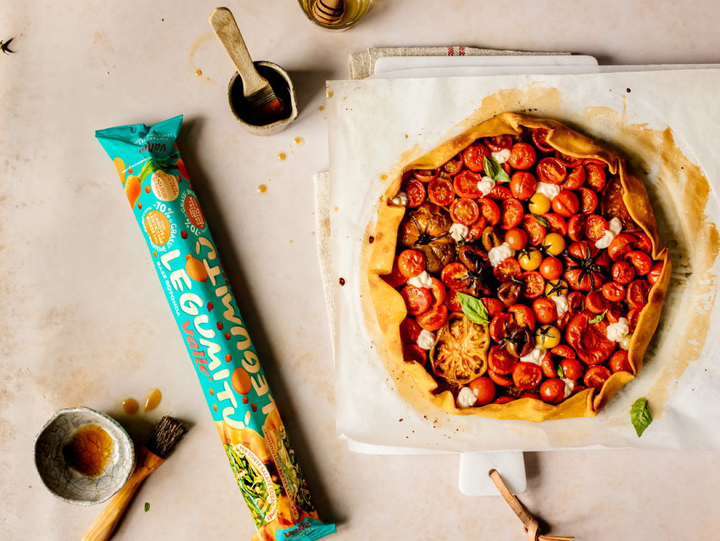 Torta salata con legumi, pesto rosso e pomodori