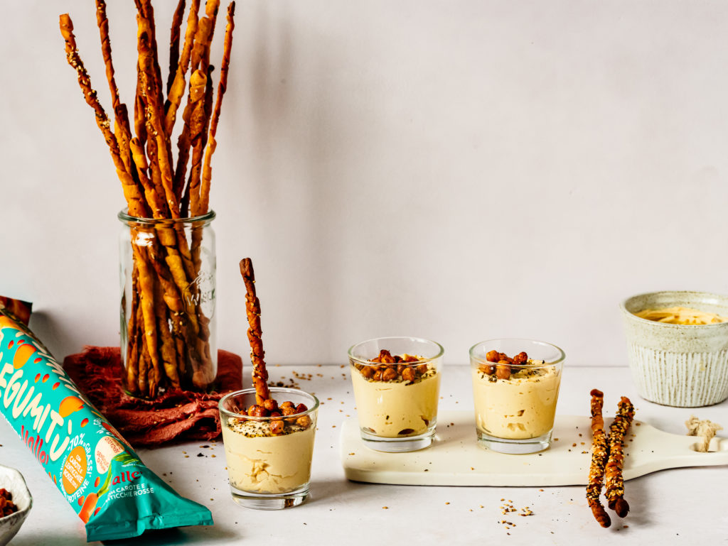 Hummus con ceci croccanti e grissini ai semi