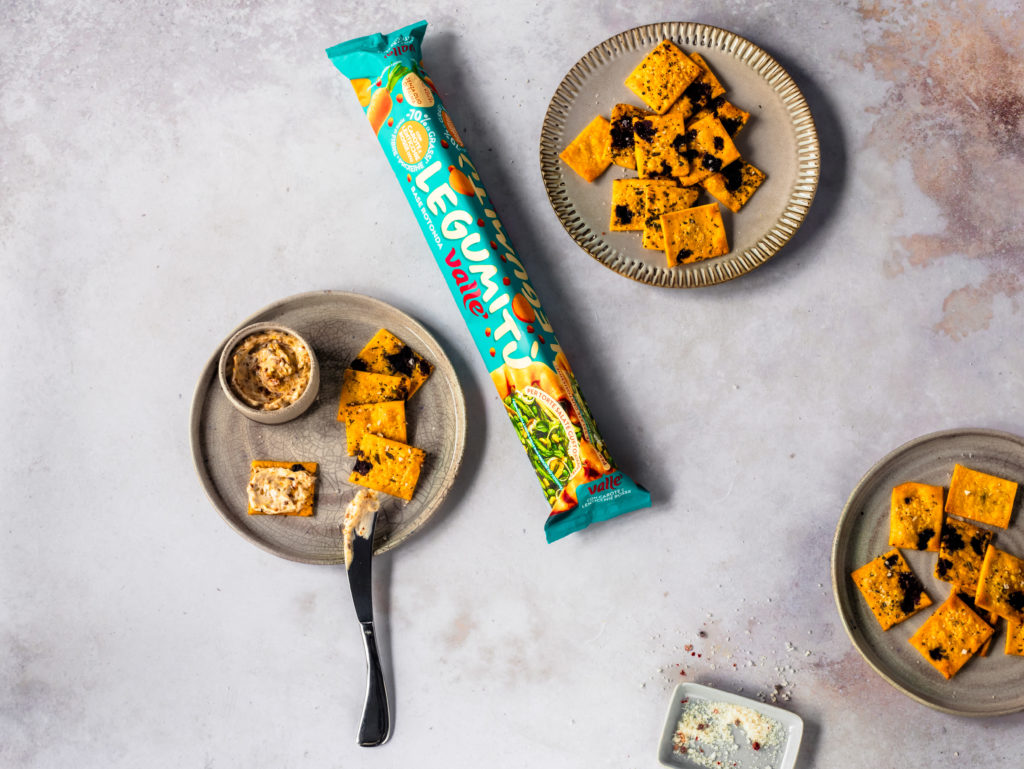 Crackers ai legumi con olive e rosmarino