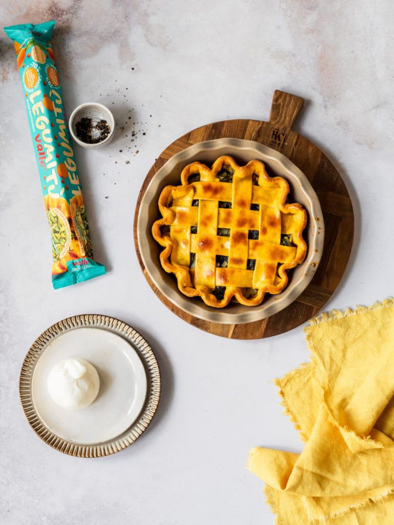 Crostata salata di legumi con fave e cicorie