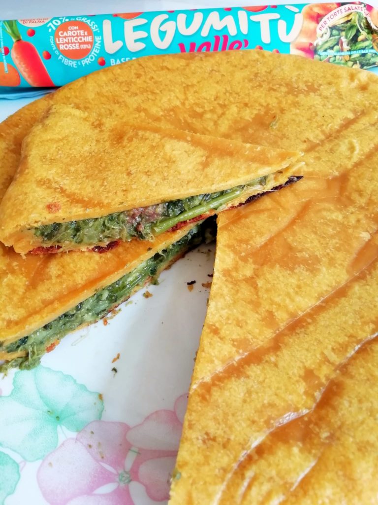 Torta salata con acciughe